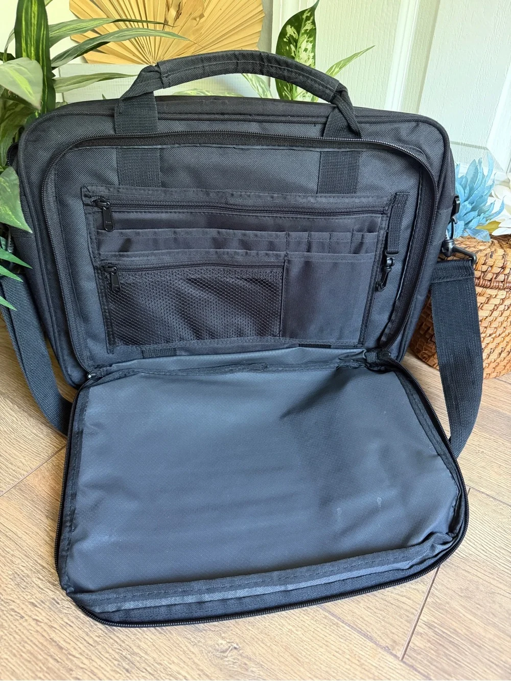 Genuine MLB New York Yankees Black Expandable Laptop Messenger Bag – Unisex - Picture 7 of 13